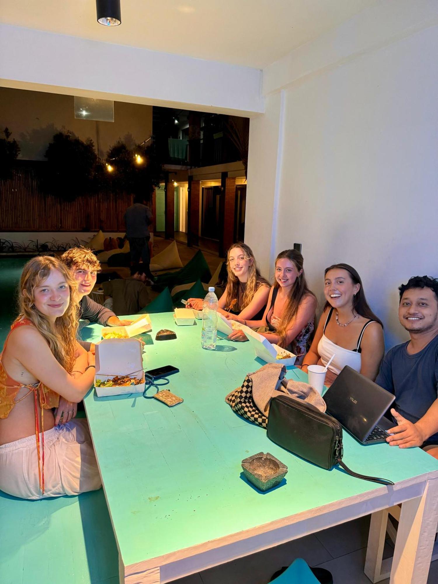 Canggu Central Hostel Bagian luar foto